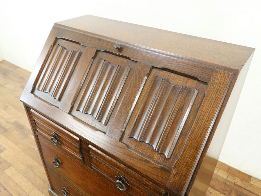 扉を開けるとデスクに早変わりする収納家具 イギリスライティングビューロー 80827