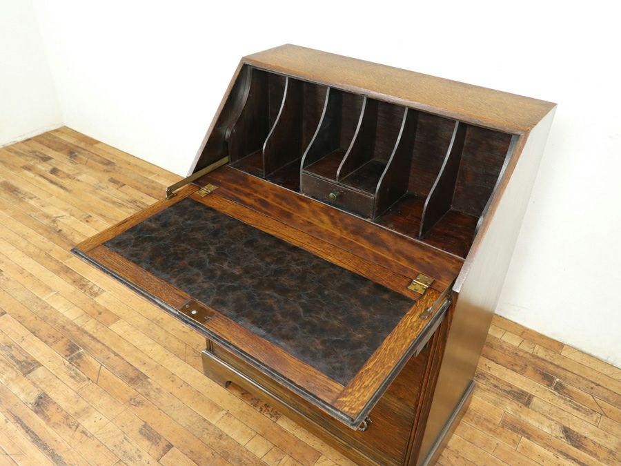 扉を開けるとデスクに早変わりする収納家具 イギリスライティングビューロー 80827