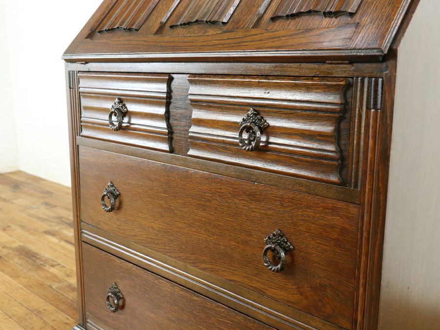 扉を開けるとデスクに早変わりする収納家具 イギリスライティングビューロー 80827