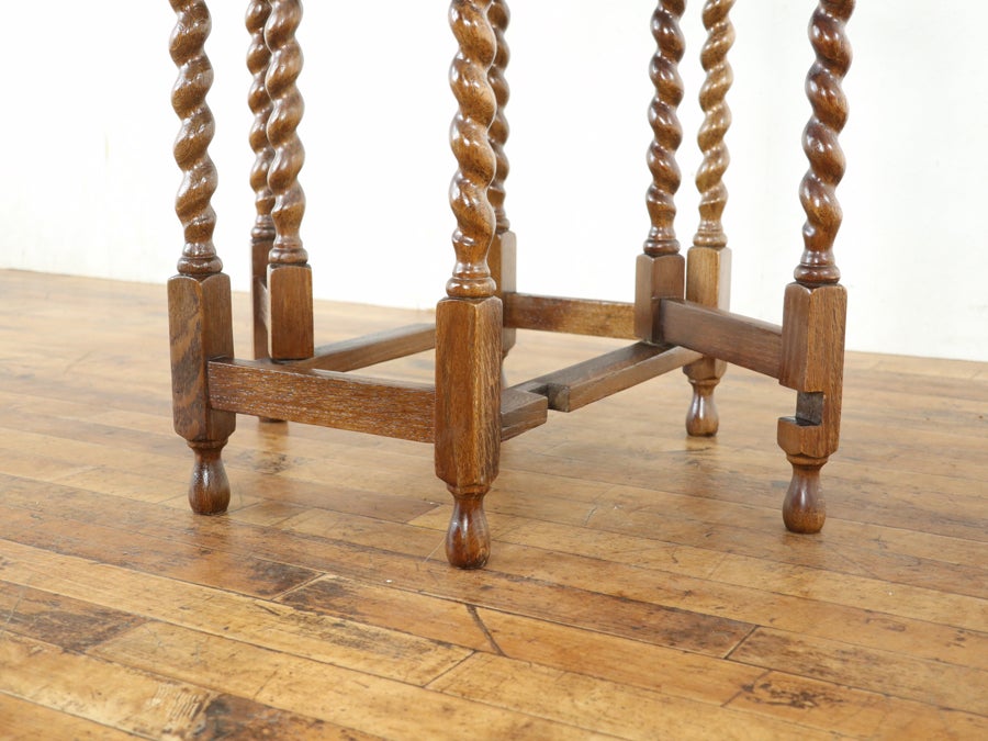 色の濃淡にも歴史を感じる 明るめゲートレッグテーブル 80896