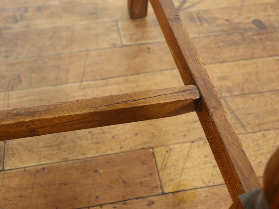 特徴的な背もたれのデザイン 張替済ダイニングチェア 80874<br>在庫4脚