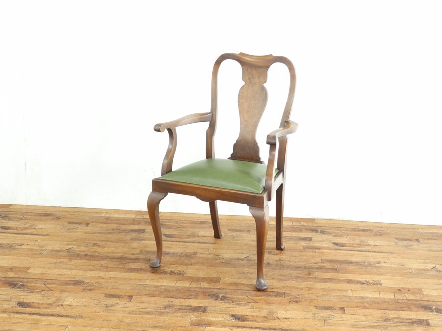 ウォールナットの杢目がアクセント 座面張替済クィーンアンアームチェア 80713b<br>在庫2脚