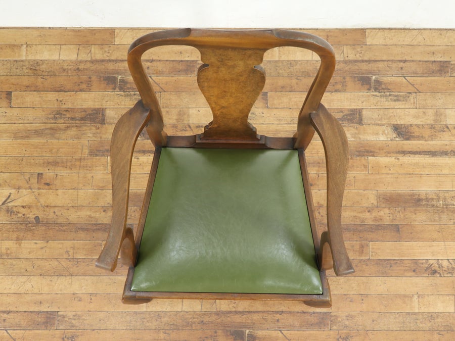 ウォールナットの杢目がアクセント 座面張替済クィーンアンアームチェア 80713b<br>在庫2脚