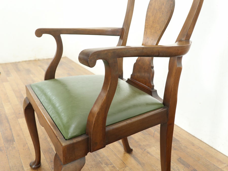 ウォールナットの杢目がアクセント 座面張替済クィーンアンアームチェア 80713b<br>在庫2脚