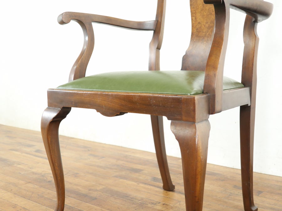 ウォールナットの杢目がアクセント 座面張替済クィーンアンアームチェア 80713b<br>在庫2脚