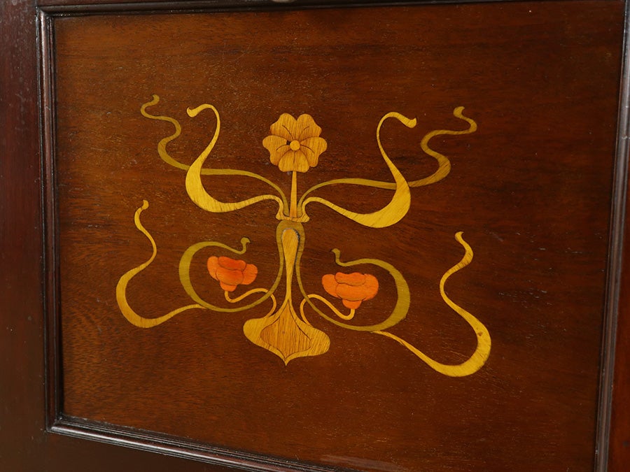 個性的なデザイン・個性的な収納部 ミュージックキャビネット 80701