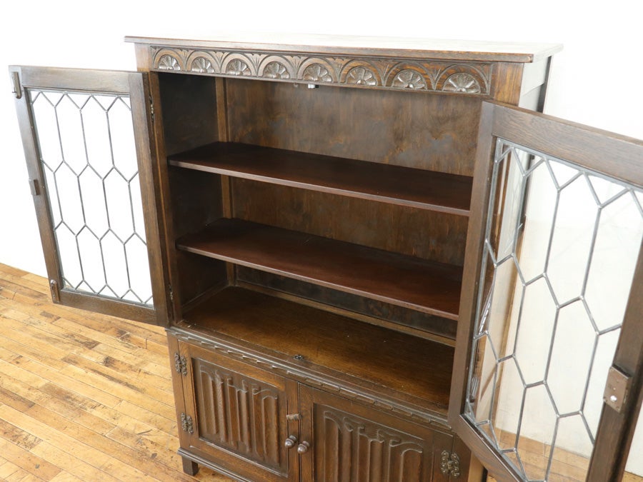 イギリス伝統の意匠を取り入れた ブックケース 80795