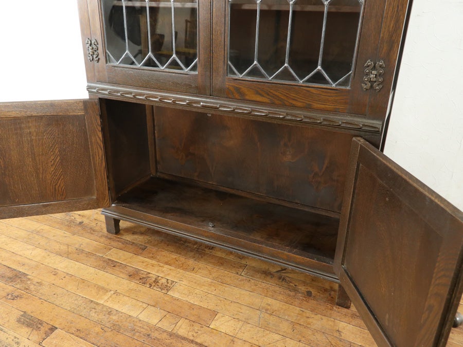 イギリス伝統の意匠を取り入れた ブックケース 80795