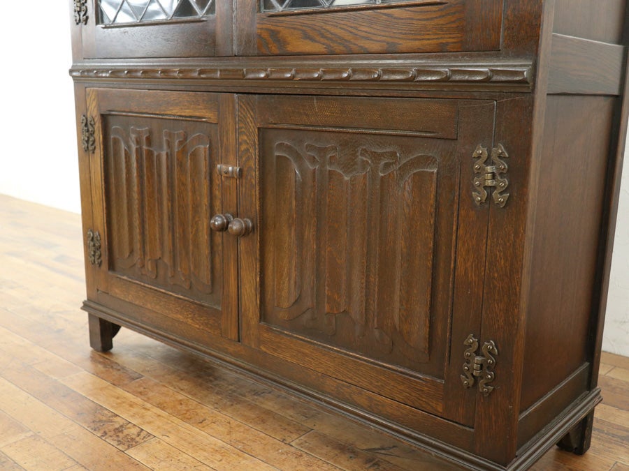 イギリス伝統の意匠を取り入れた ブックケース 80795