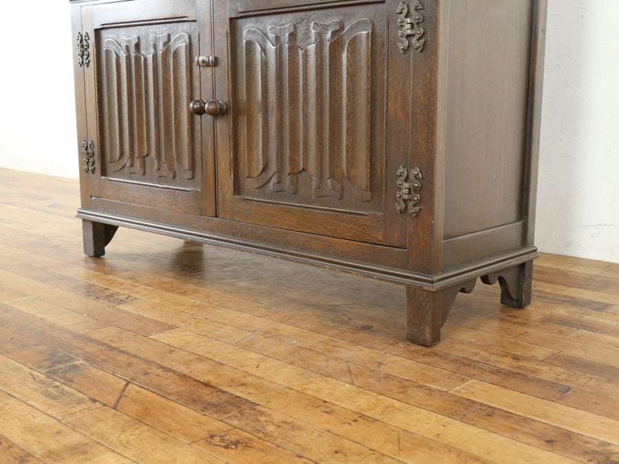 イギリス伝統の意匠を取り入れた ブックケース 80795