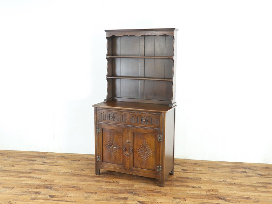 扉の彫刻も魅力の飾り棚 カップボード 80708