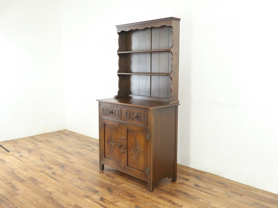 扉の彫刻も魅力の飾り棚 カップボード 80708