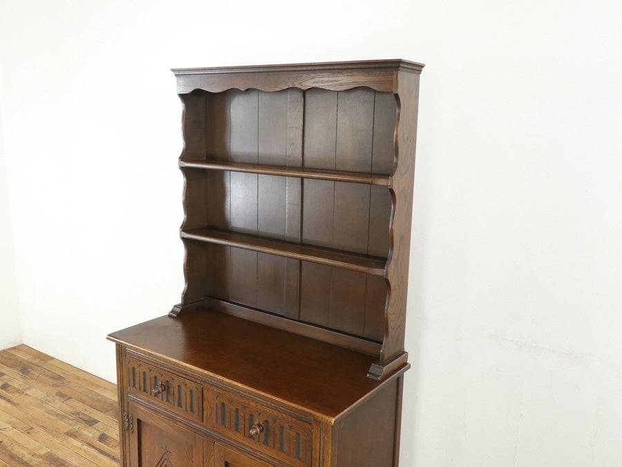 扉の彫刻も魅力の飾り棚 カップボード 80708