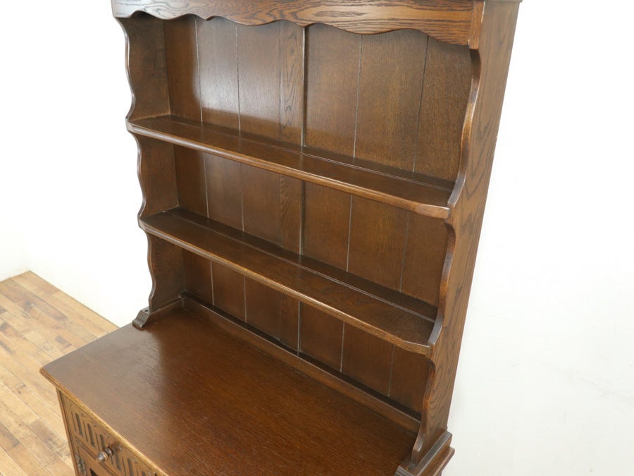 扉の彫刻も魅力の飾り棚 カップボード 80708