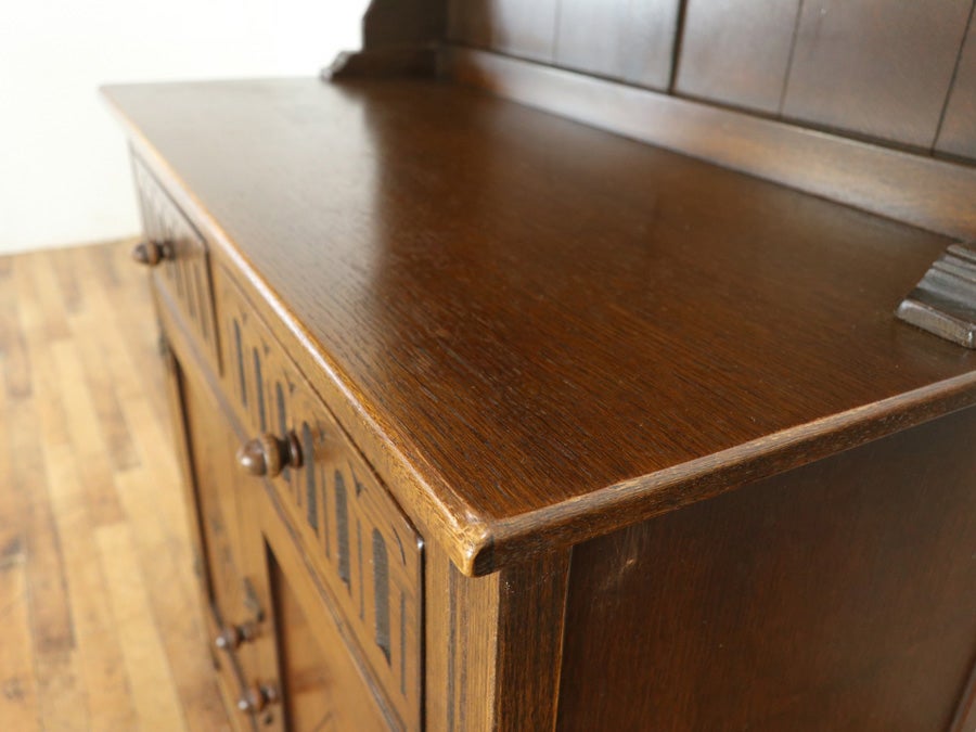 扉の彫刻も魅力の飾り棚 カップボード 80708