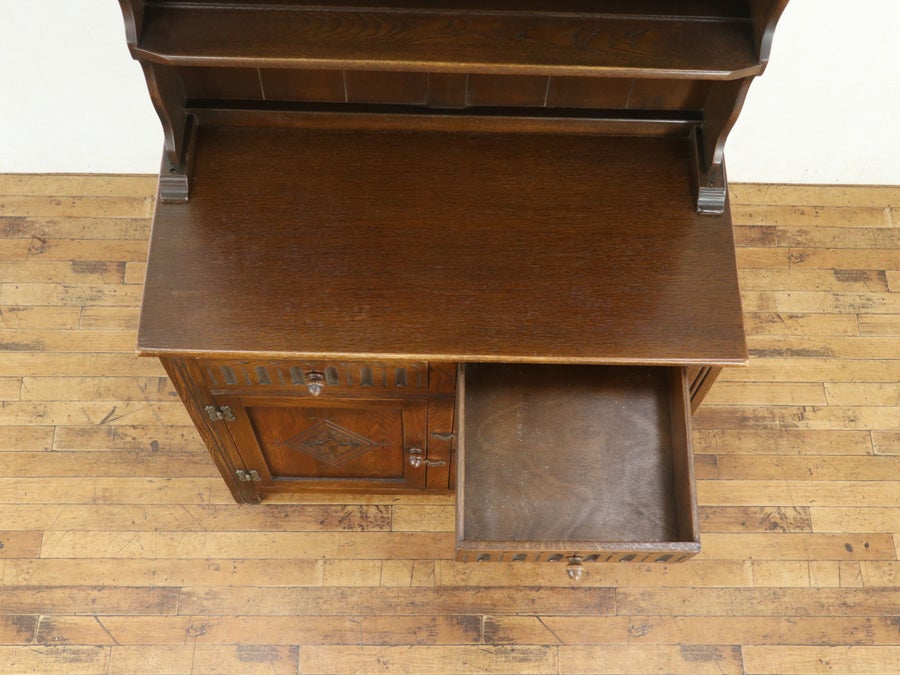 扉の彫刻も魅力の飾り棚 カップボード 80708