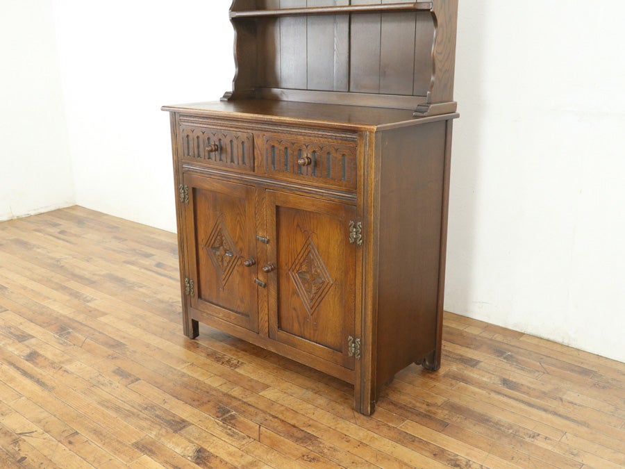 扉の彫刻も魅力の飾り棚 カップボード 80708