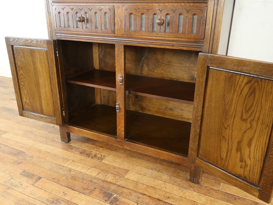 扉の彫刻も魅力の飾り棚 カップボード 80708