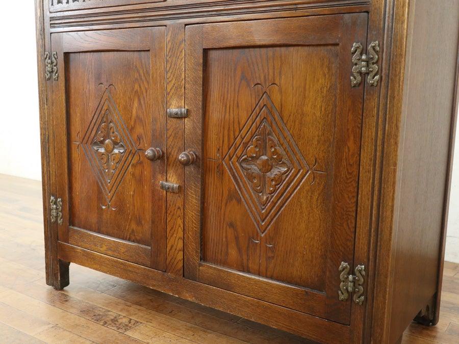 扉の彫刻も魅力の飾り棚 カップボード 80708