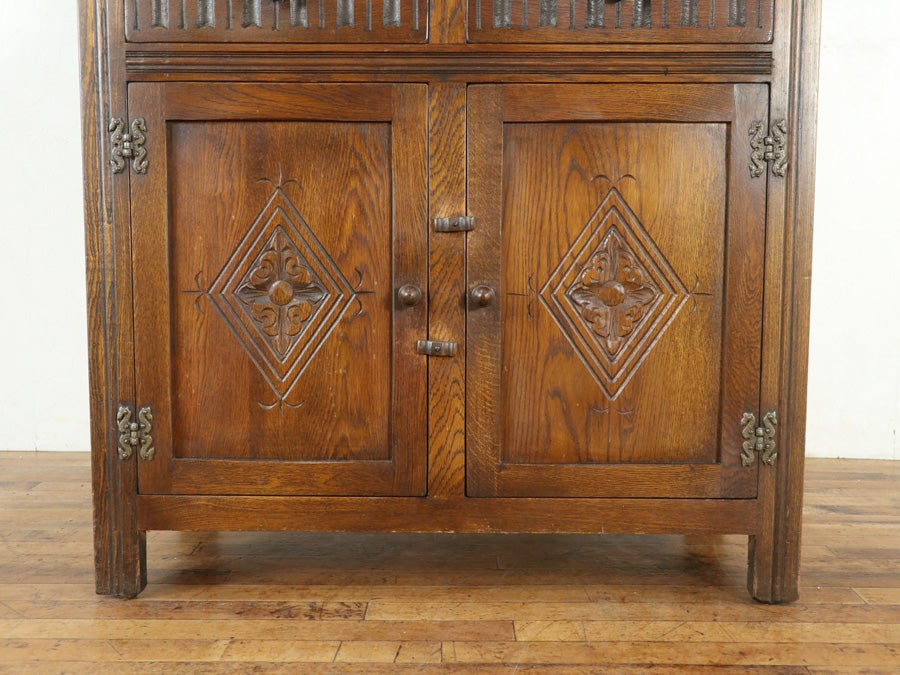 扉の彫刻も魅力の飾り棚 カップボード 80708