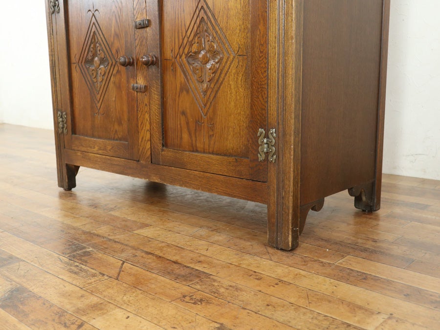 扉の彫刻も魅力の飾り棚 カップボード 80708