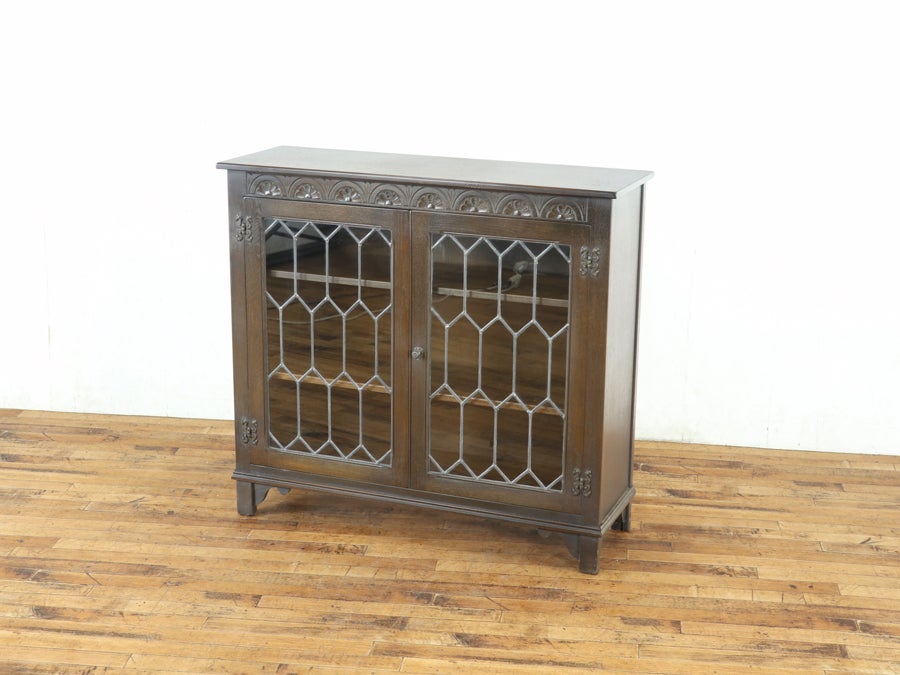 ステンドグラスも魅力 背が低めのブックケース 80757