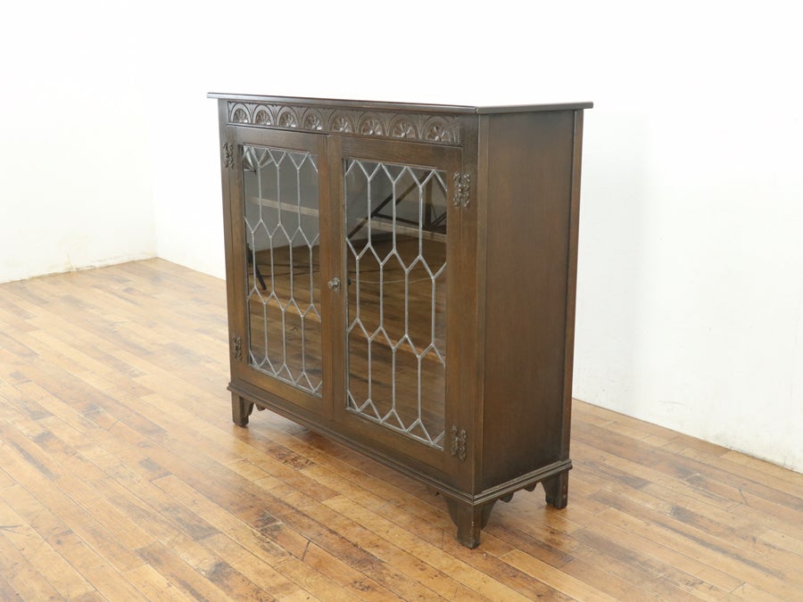 ステンドグラスも魅力 背が低めのブックケース 80757