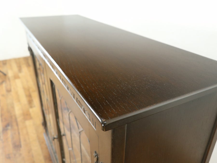 ステンドグラスも魅力 背が低めのブックケース 80757