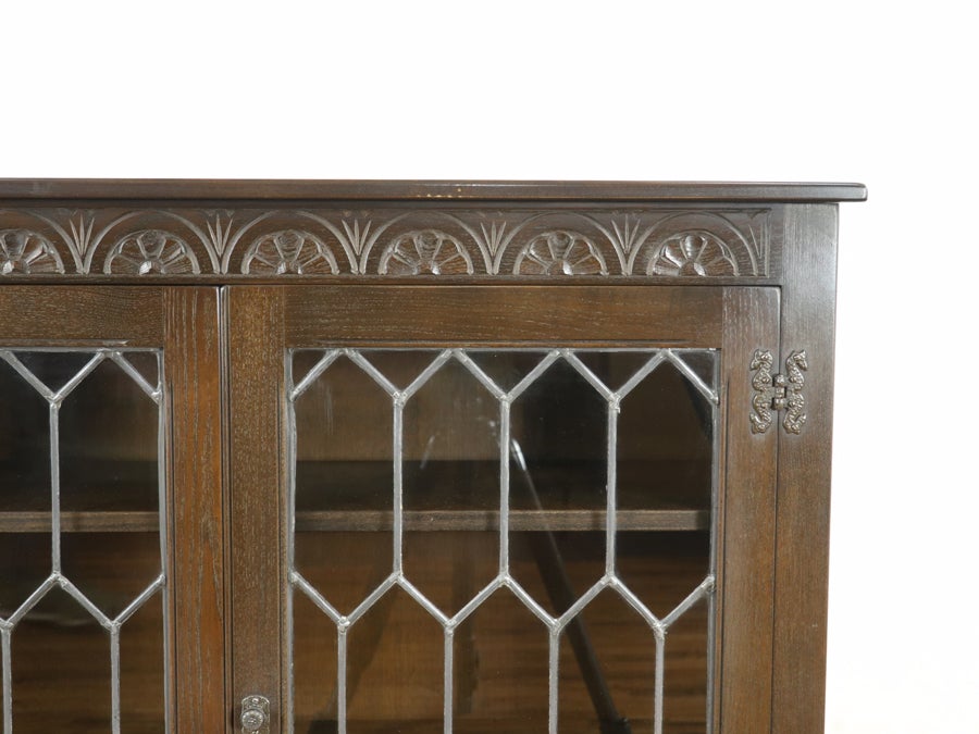 ステンドグラスも魅力 背が低めのブックケース 80757