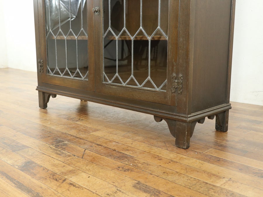 ステンドグラスも魅力 背が低めのブックケース 80757