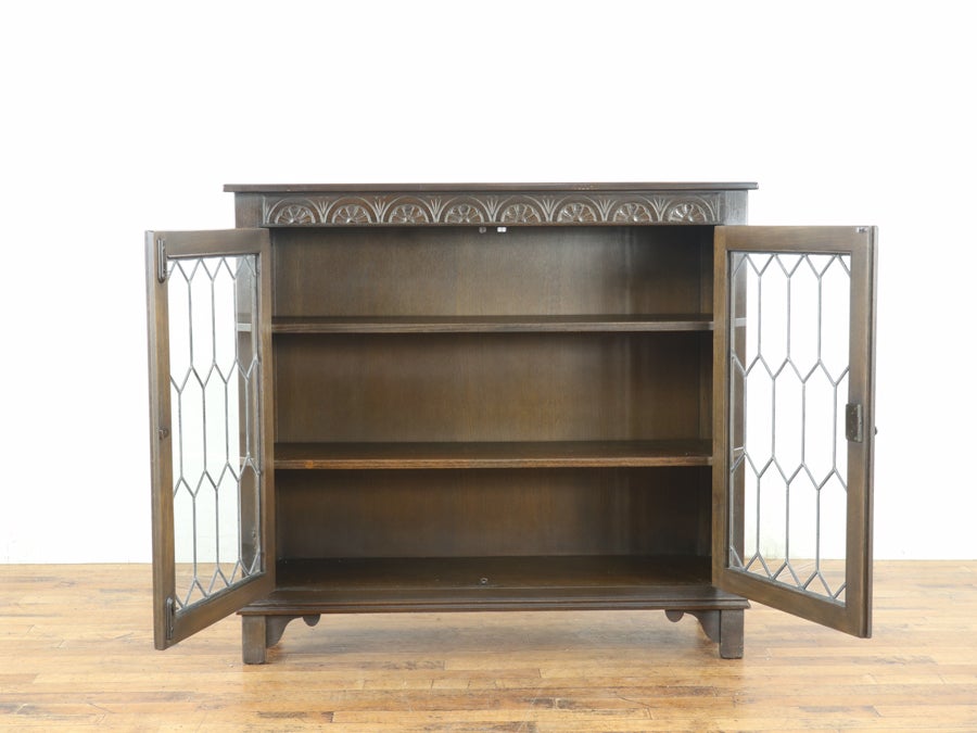 ステンドグラスも魅力 背が低めのブックケース 80757