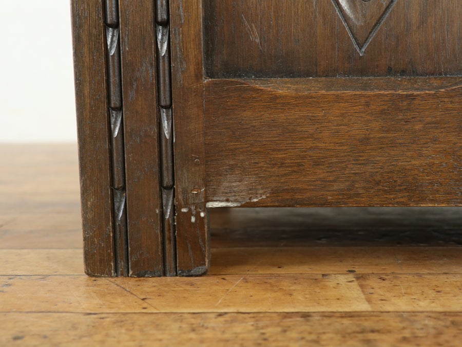 小さいながらも手の込んだ造り イギリスの伝統を感じるデザイン コファー 80852