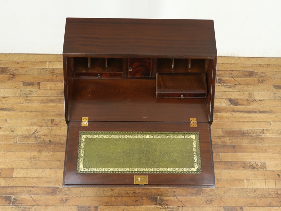 マホガニー材の美しい杢目 小ぶりなサイズのライティングビューロー 80821