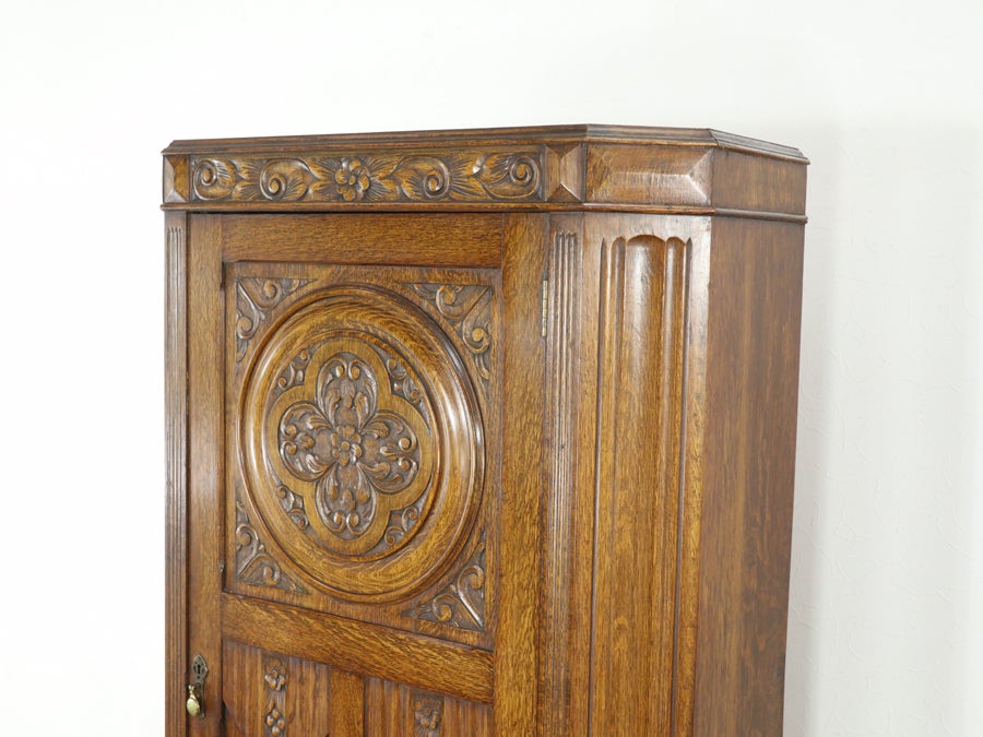 印象的なデザインの対比 イギリスアンティーク ワードローブ 80752