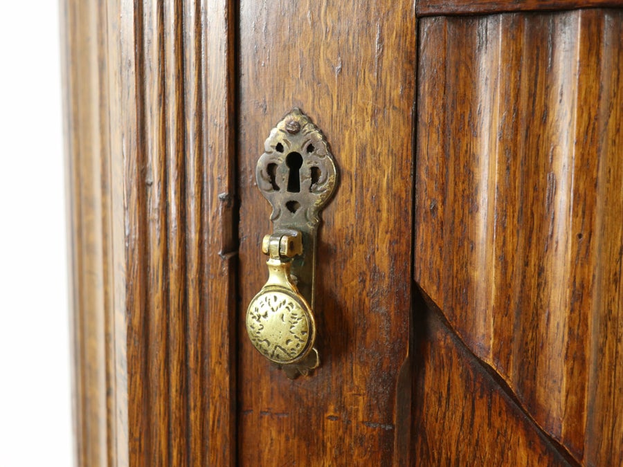 印象的なデザインの対比 イギリスアンティーク ワードローブ 80752