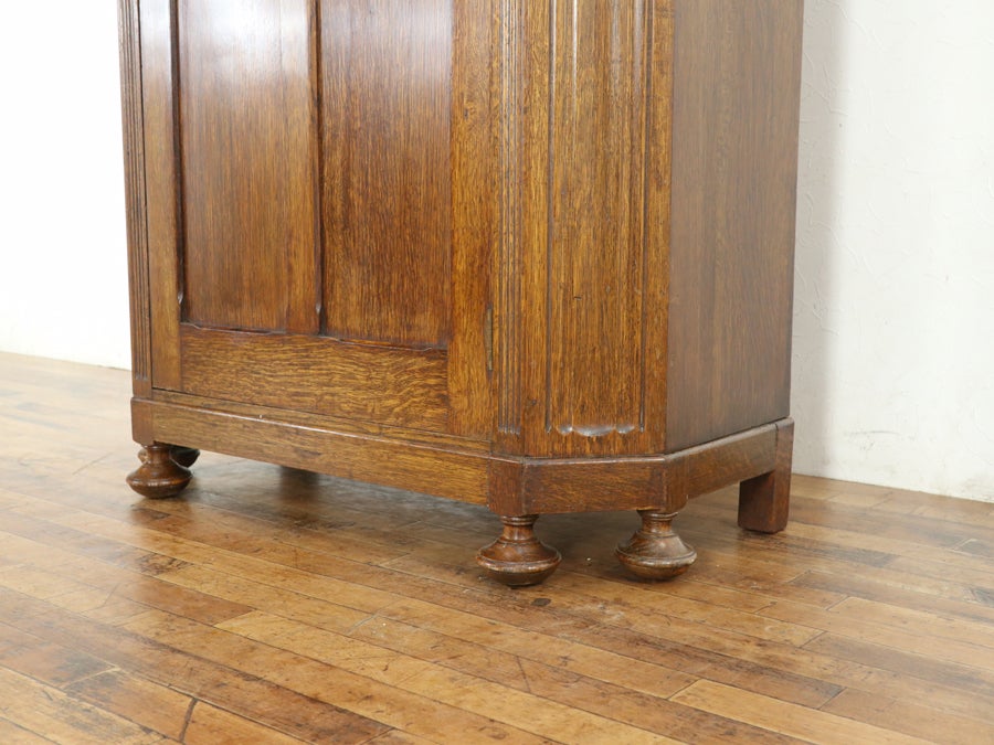 印象的なデザインの対比 イギリスアンティーク ワードローブ 80752