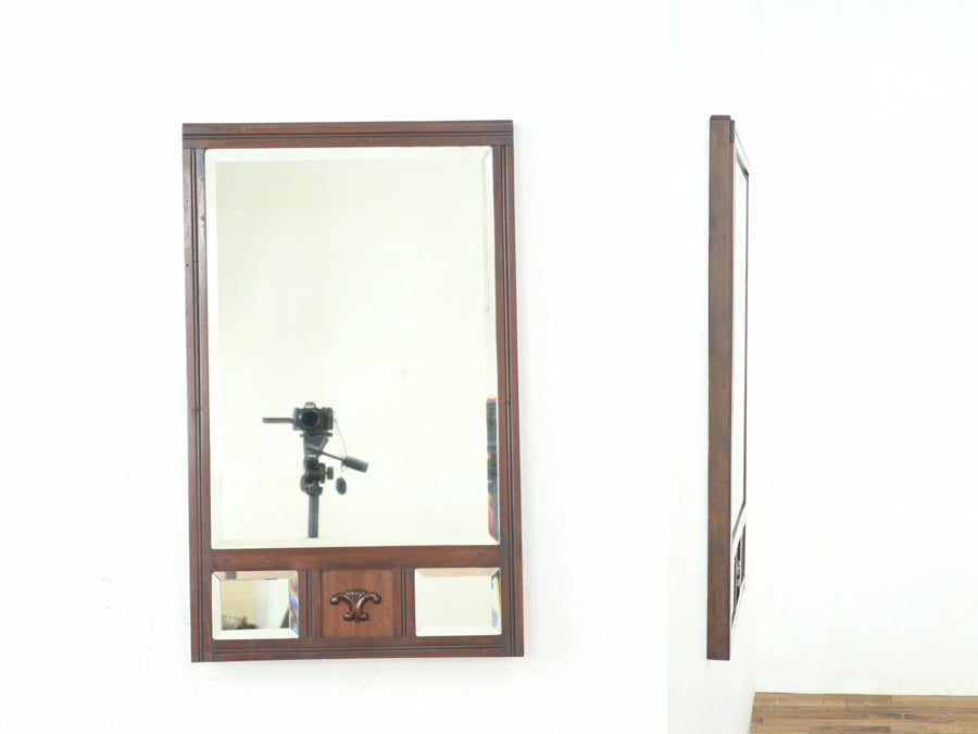 小さいミラーが独特のアクセントに ウォールミラー 80739