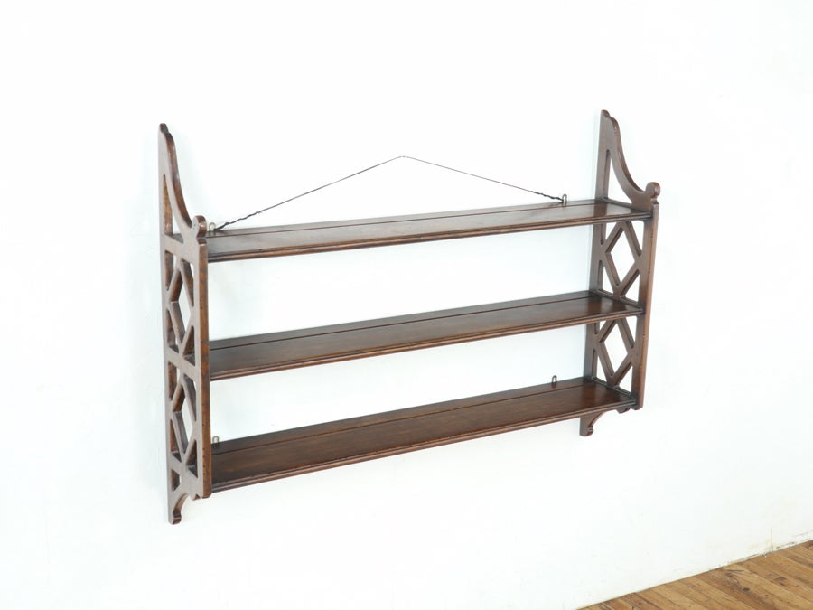 側面の透かし彫りが印象的 横幅広めのハンギングシェルフ 80651