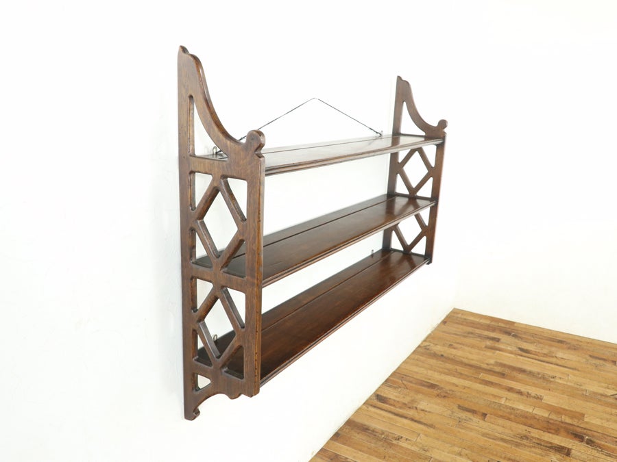 側面の透かし彫りが印象的 横幅広めのハンギングシェルフ 80651