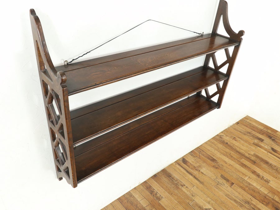 側面の透かし彫りが印象的 横幅広めのハンギングシェルフ 80651