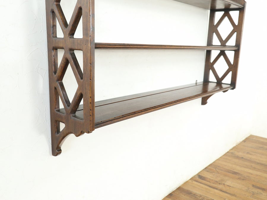 側面の透かし彫りが印象的 横幅広めのハンギングシェルフ 80651