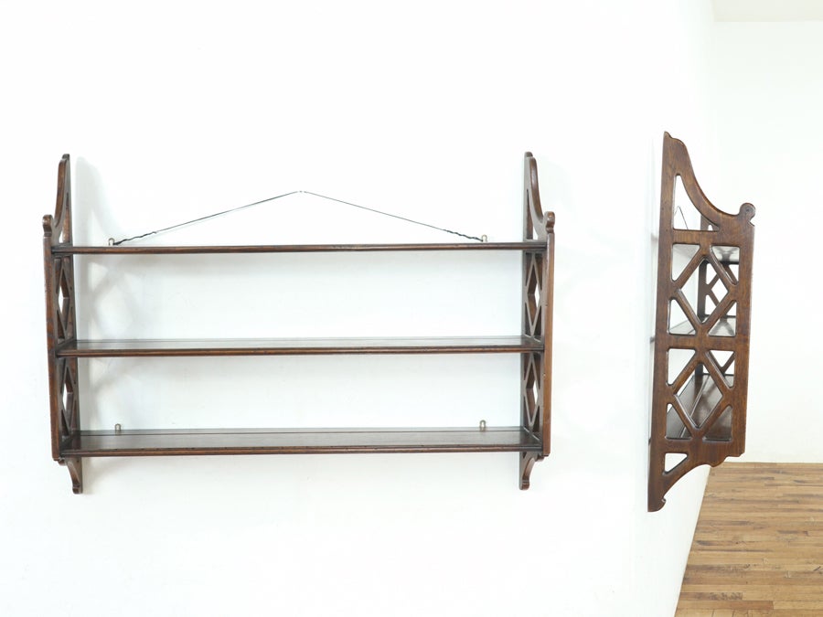 側面の透かし彫りが印象的 横幅広めのハンギングシェルフ 80651