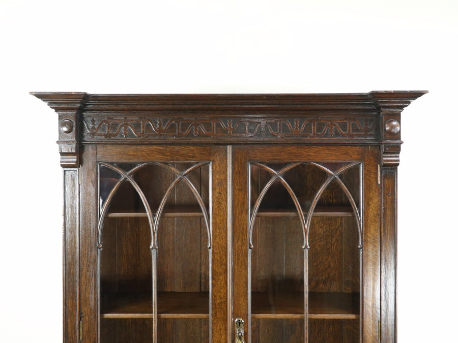 無垢材の重厚感と細かな装飾 ブックビューロー 80888