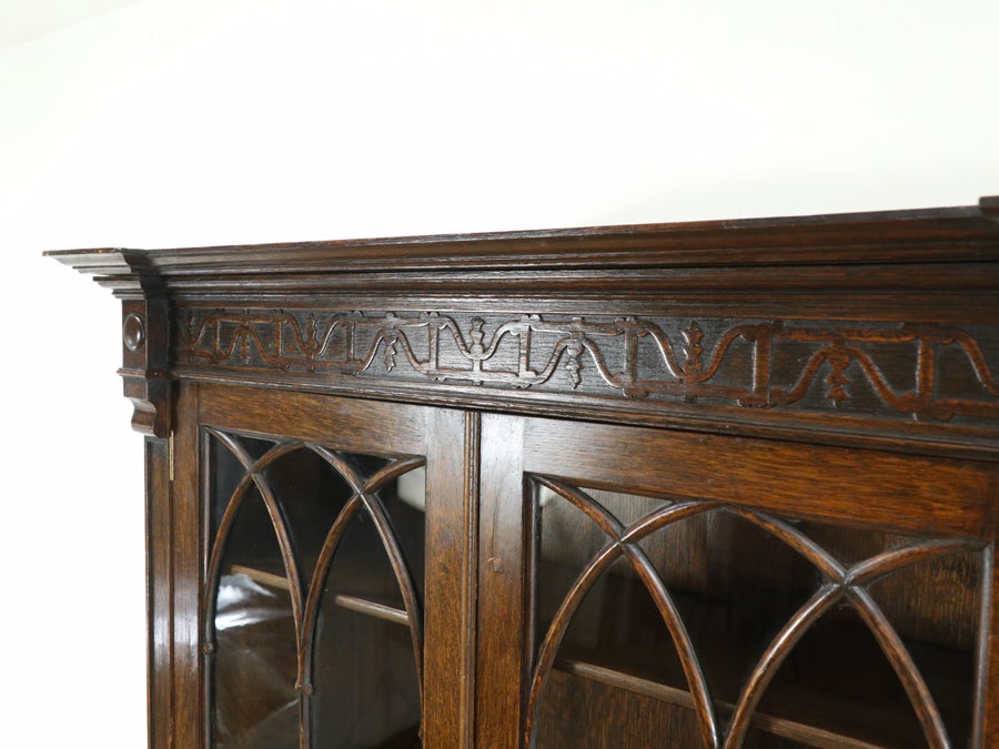 無垢材の重厚感と細かな装飾 ブックビューロー 80888