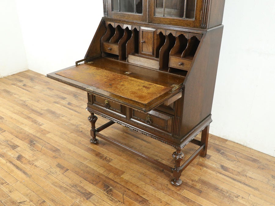 無垢材の重厚感と細かな装飾 ブックビューロー 80888