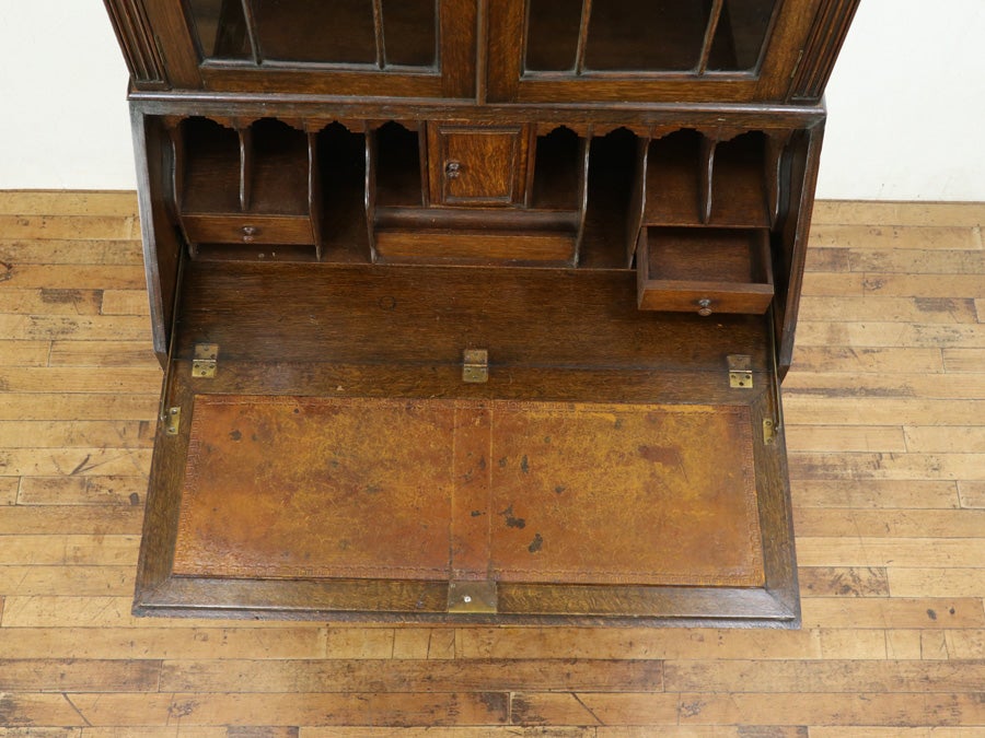 無垢材の重厚感と細かな装飾 ブックビューロー 80888