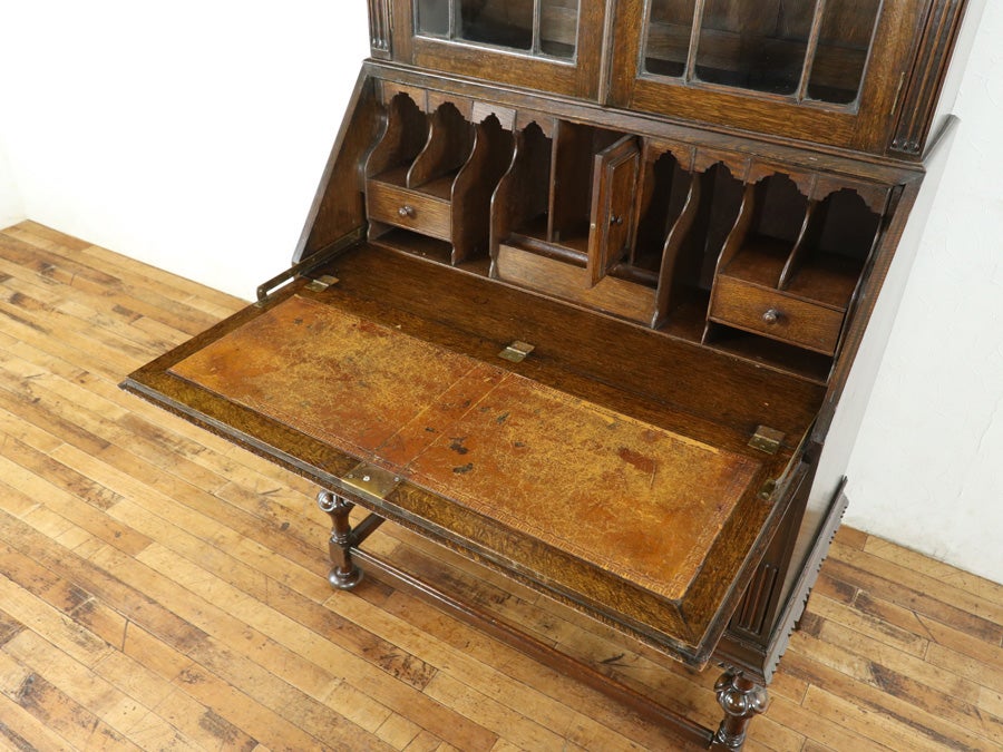 無垢材の重厚感と細かな装飾 ブックビューロー 80888