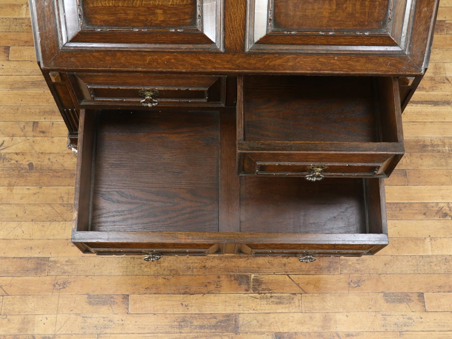 無垢材の重厚感と細かな装飾 ブックビューロー 80888