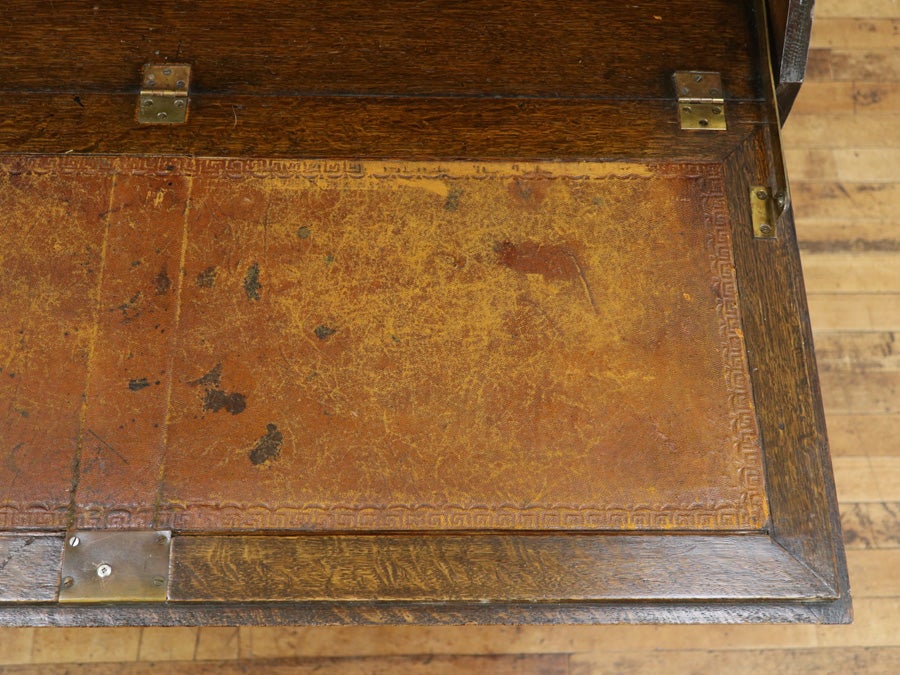 無垢材の重厚感と細かな装飾 ブックビューロー 80888