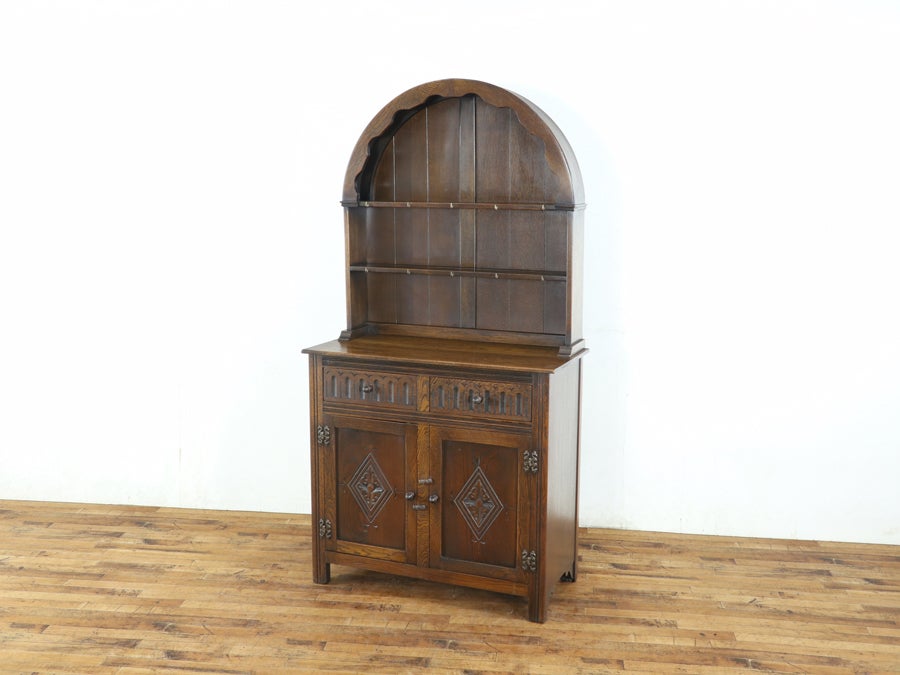 扉の彫刻も魅力 ドームトップカップボード 80774